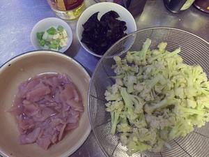 木耳鸡胸肉炒菜花的做法 步骤1