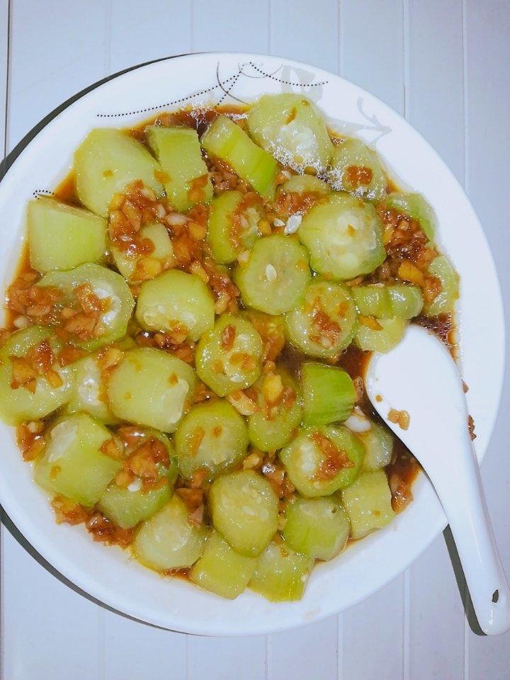 只需要五分钟就可以的美味蒜蓉蒸丝瓜