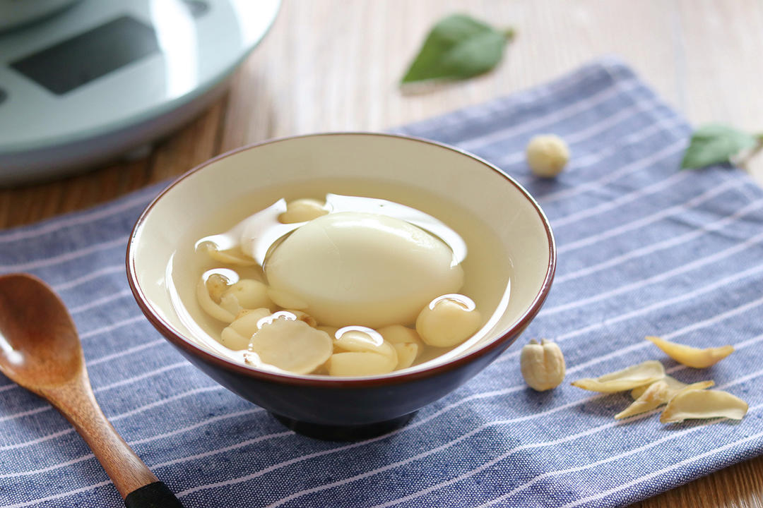 莲子百合鸡蛋糖水滋阴润肺