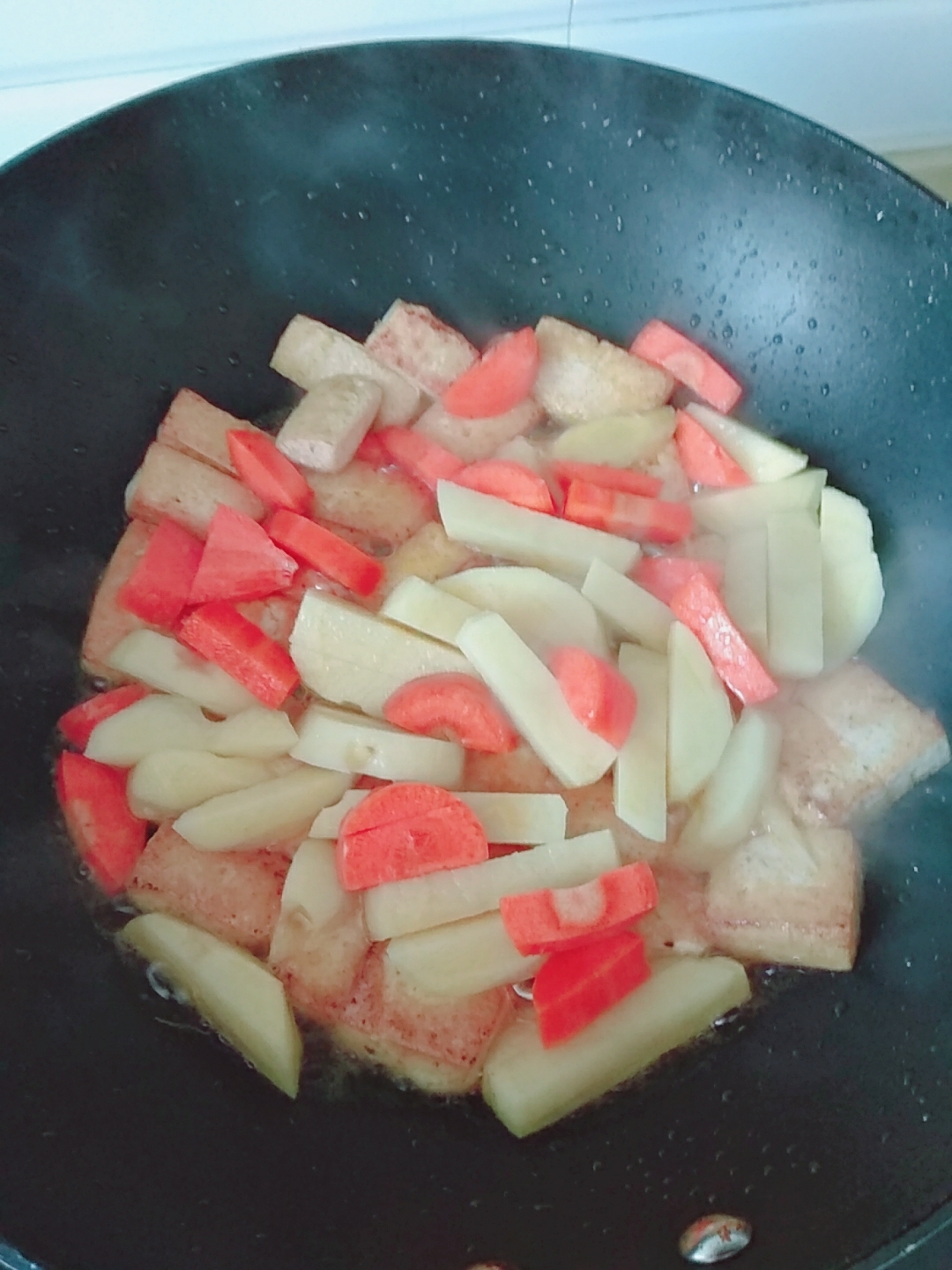 家常豆腐燉土豆白菜的做法 步骤2