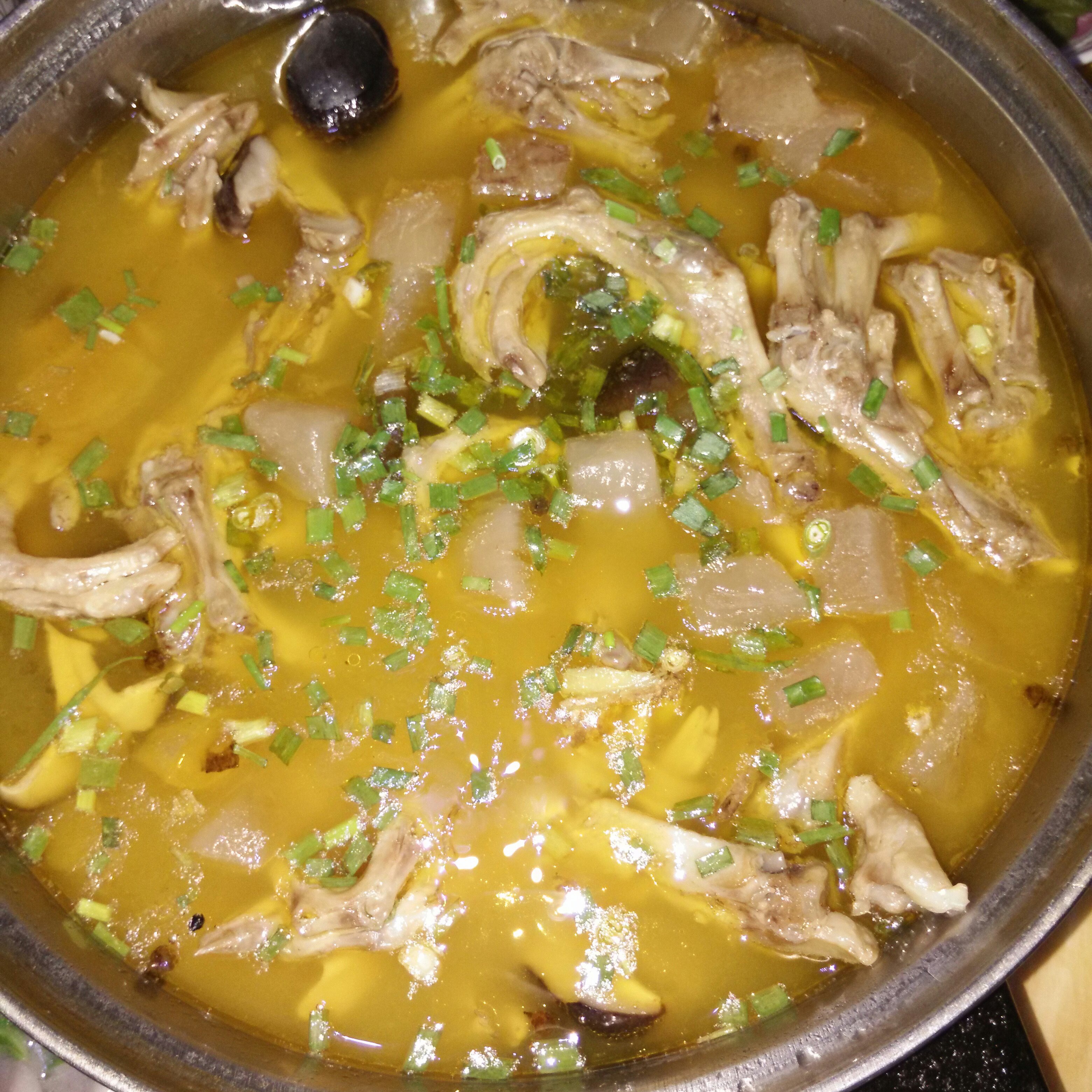 一个胖子吃货的世界做的酸萝卜鸭掌汤