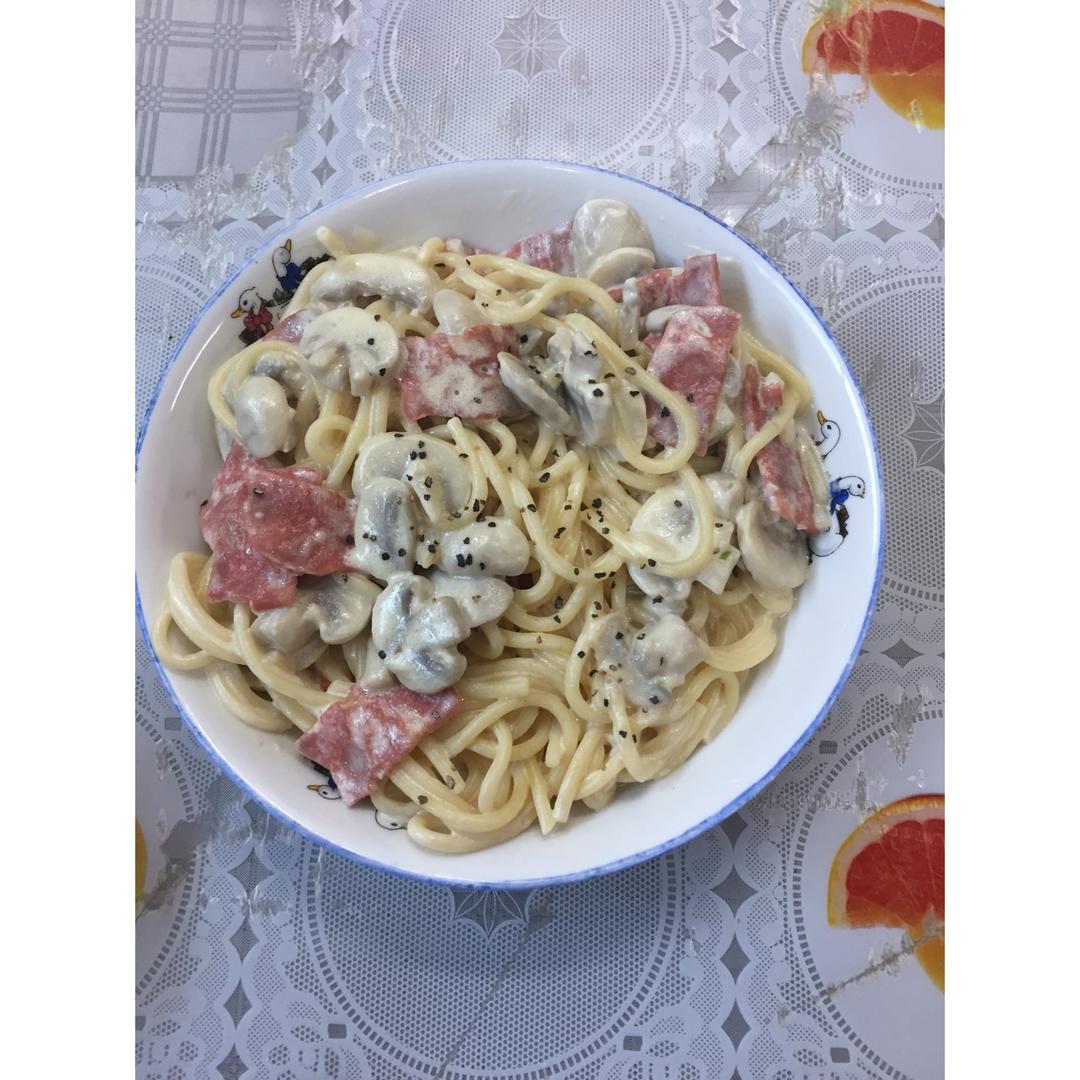 白蘑菇奶油培根意面