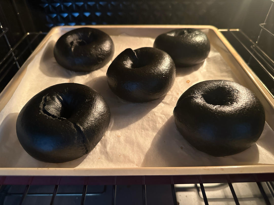 黑不溜秋的金枪鱼玉米竹炭贝果