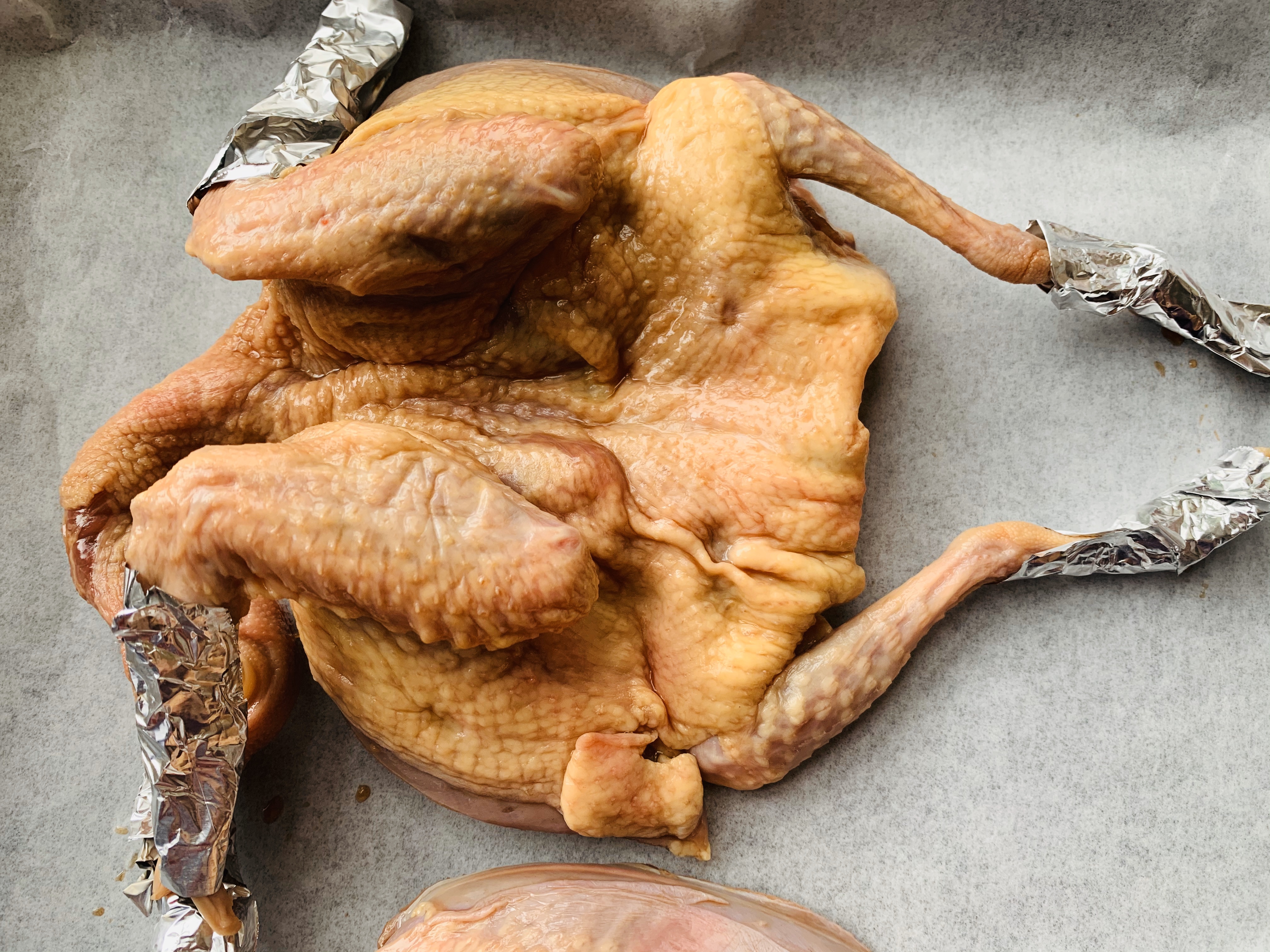 烤乳鸽只需两步（腌制+进烤箱）～一人一只肯定不够吃😋的做法 步骤5