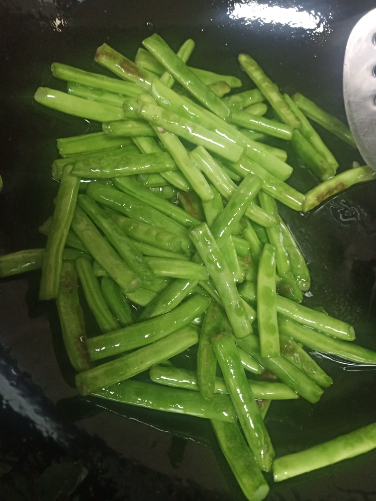 梅干菜干煸四季豆的做法 步骤4