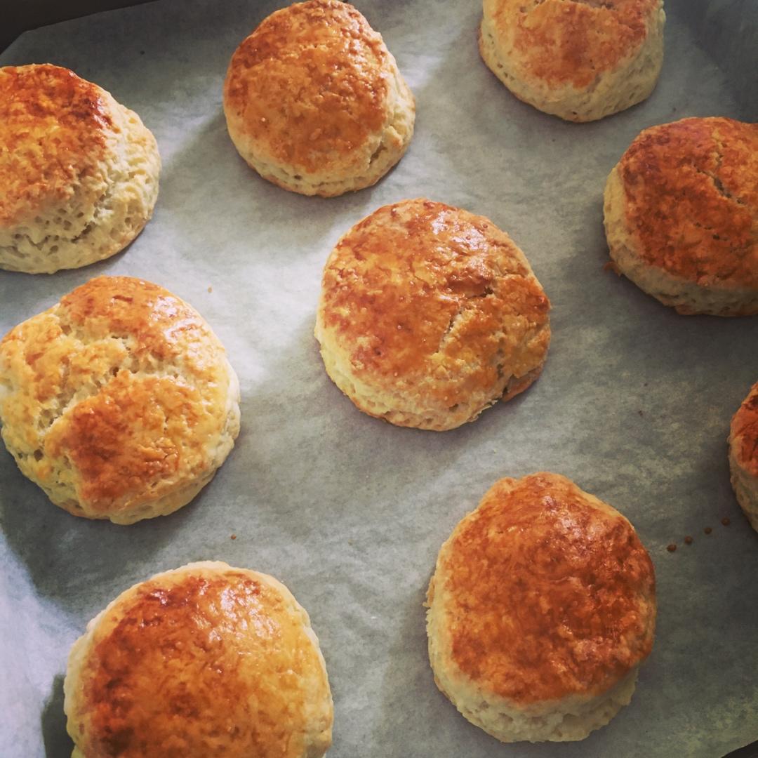 【视频】3分钟 奶油司康Scone(可能是世界上最快手的司康) 消耗淡奶油～