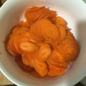胡萝卜土豆片炒尖椒（痛风患者可以放心吃）的做法 步骤4