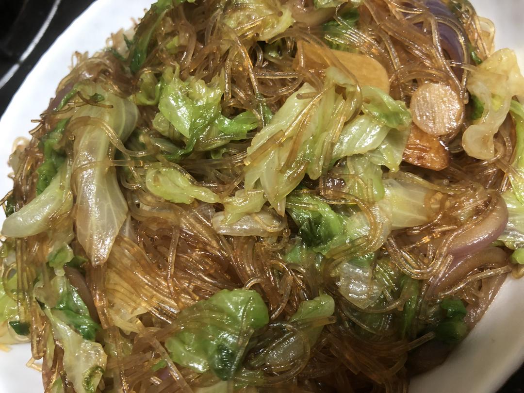包菜洋葱炒粉的做法