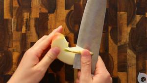 【9-11个月辅食：黄油煎苹果】的做法 步骤2