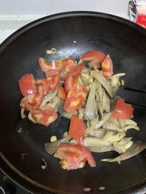 蘑菇西红柿炒鸡蛋的做法 步骤3