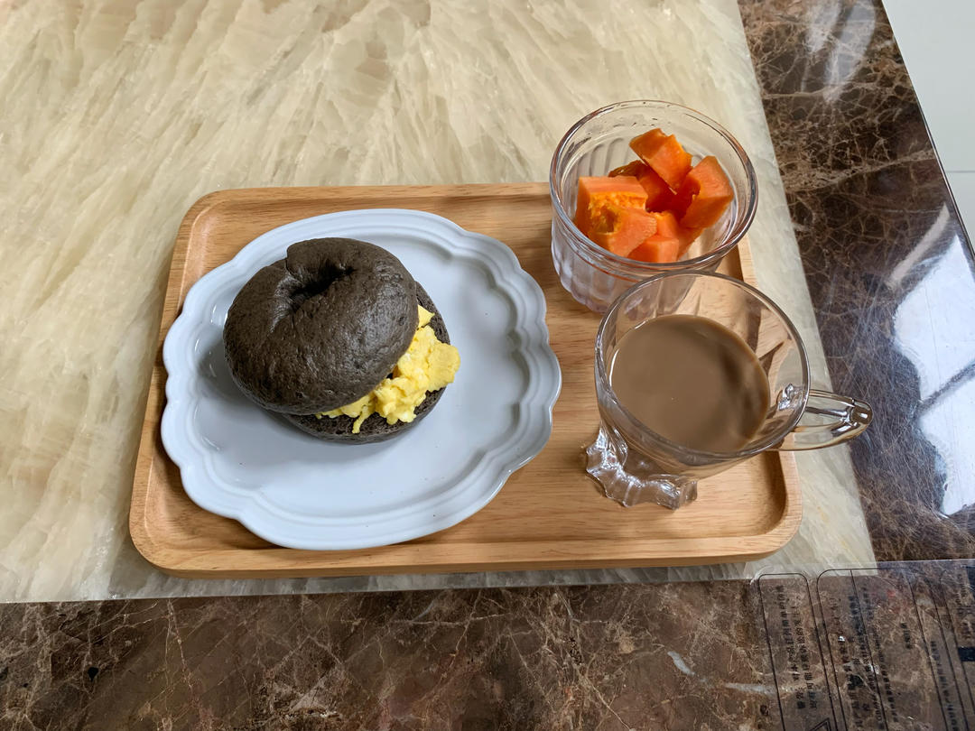 斑斓乳酪黑芝麻酱贝果