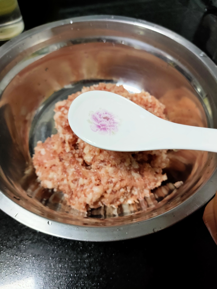 韭菜猪肉饺子(附擀皮和最简单的饺子包法)的做法 步骤2