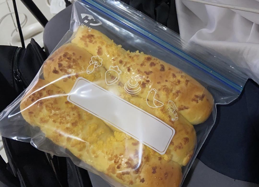 椰蓉蜜豆排包