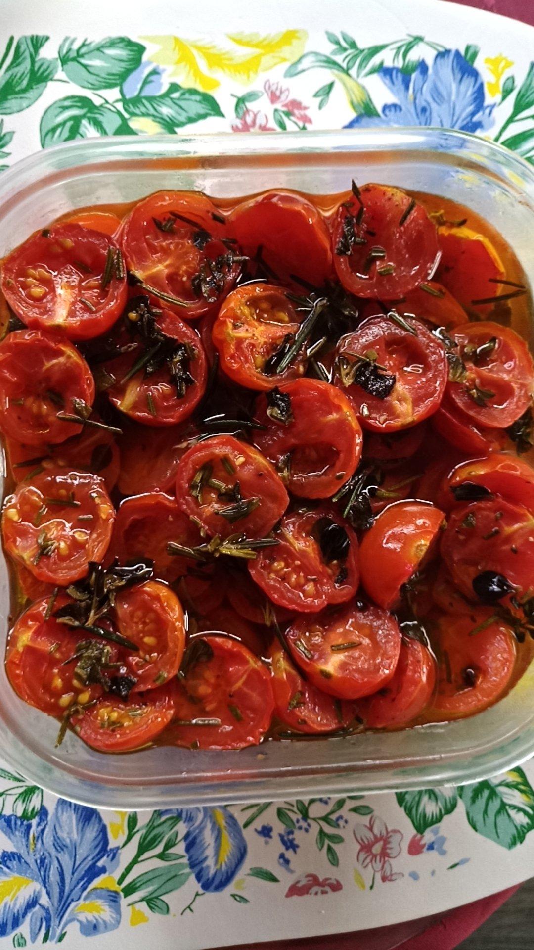 一只玩到哪里是哪里的两脚喵做的普罗旺斯油浸小番茄