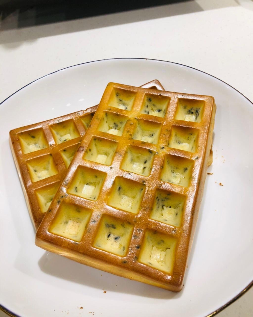 宝宝辅食：芝麻牛奶华夫饼—没有加泡打粉也没有加酵母，外表香脆，内里柔软，宝宝健康小零食！12M+