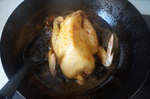 肉嫩味正的酱油鸡的做法 步骤4