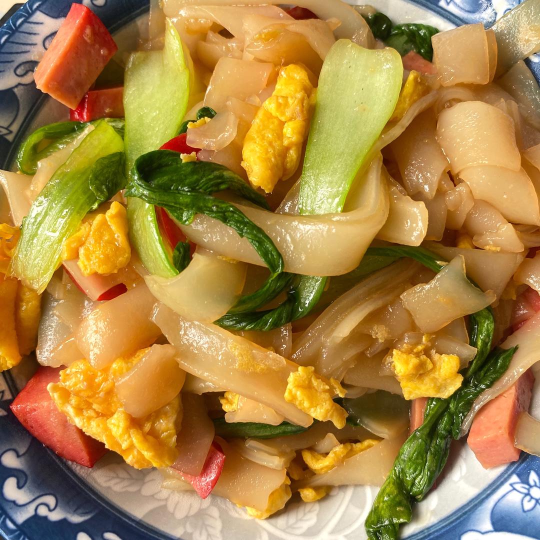 青菜红肠炒河粉的做法