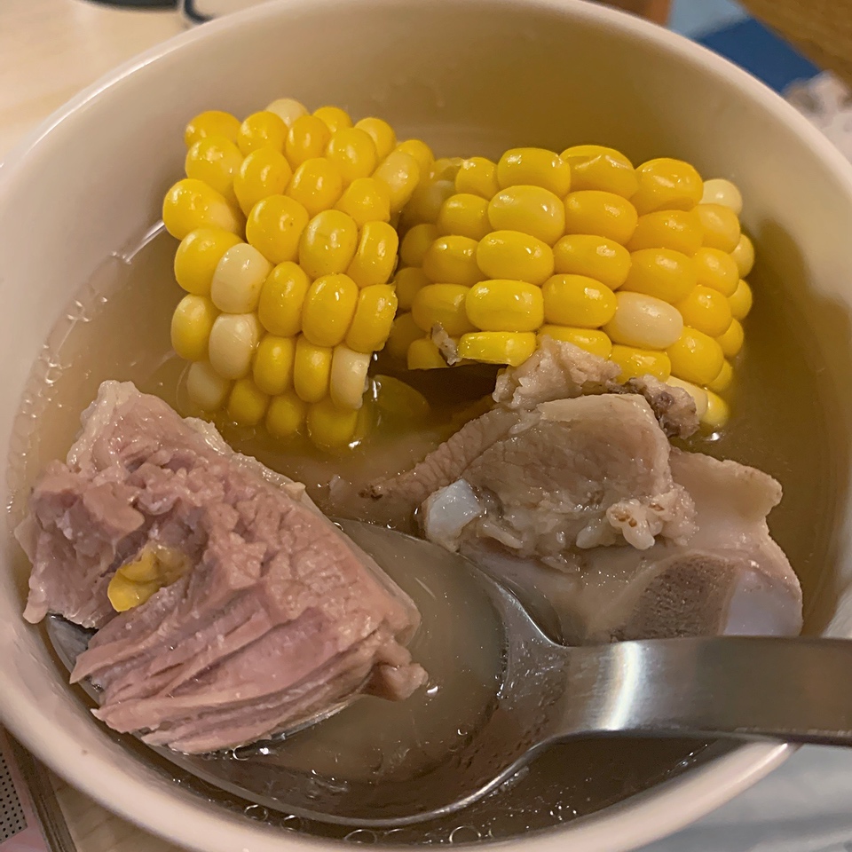 宿舍电煮锅美食——简单但好味的玉米筒骨汤