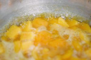 杏子黄桃酱的做法 步骤2