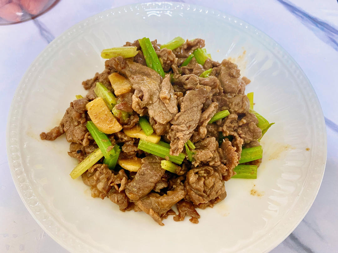 好吃到邻居敲门蹭饭的芹菜炒牛肉！