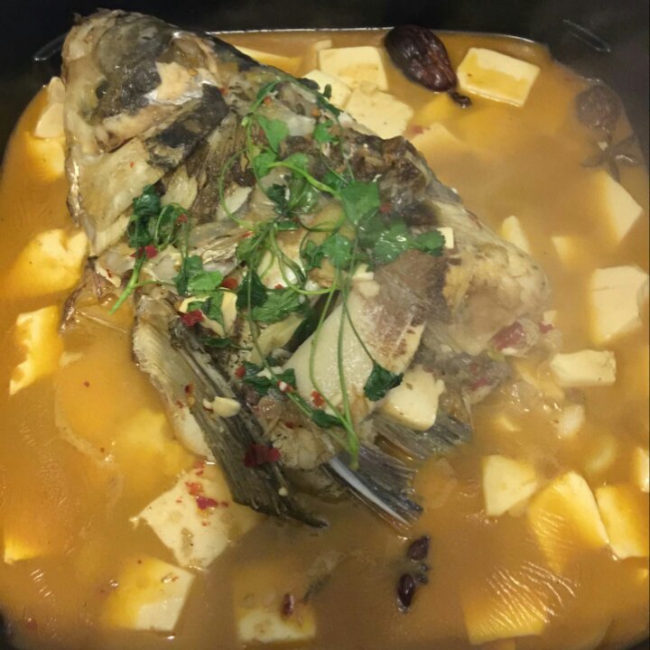 铁锅鱼头炖豆腐