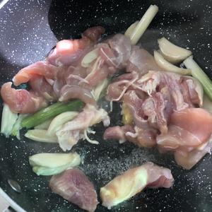 油豆腐鸡腿煲的做法 步骤2