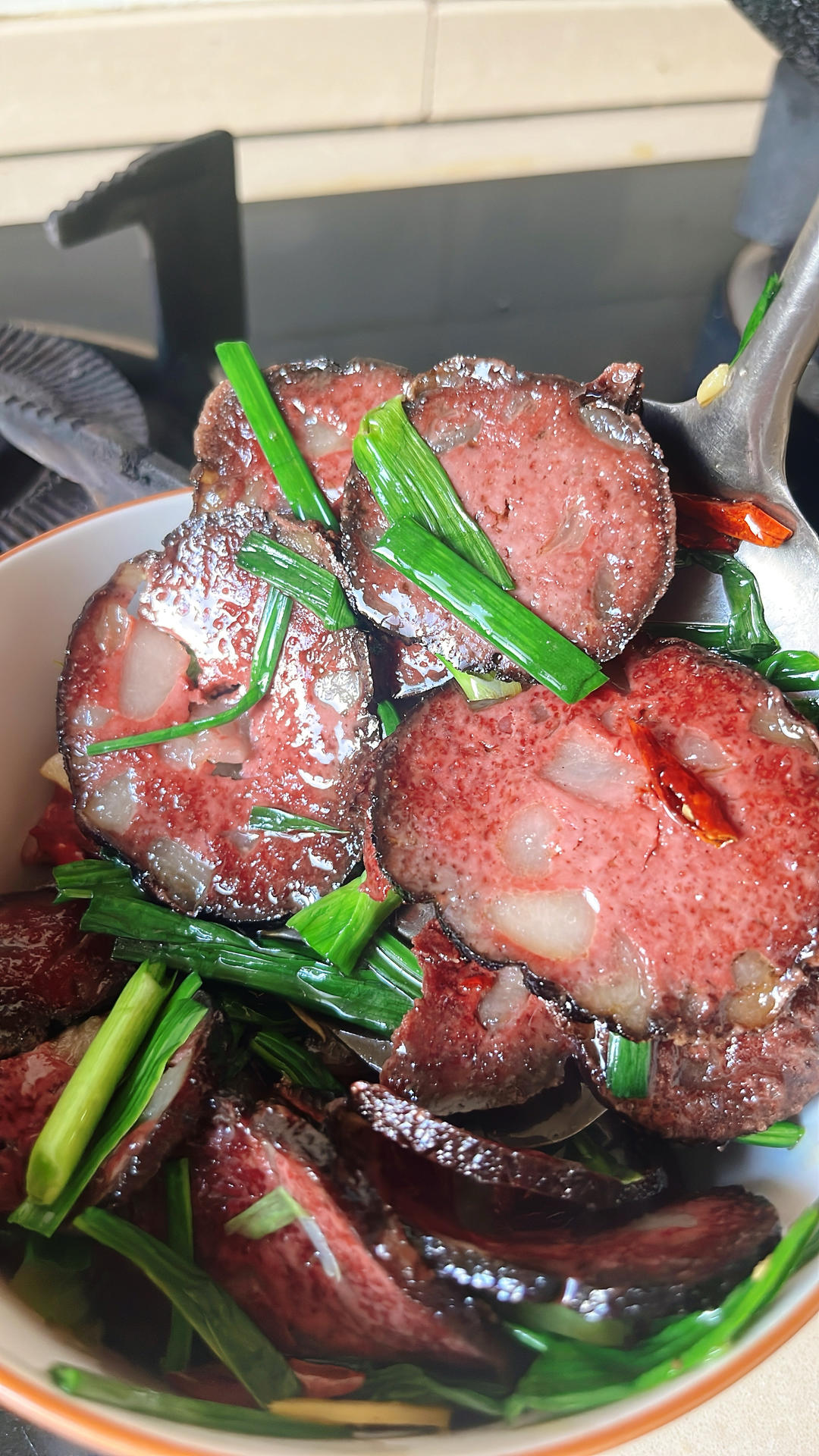 大蒜叶子炒猪血丸子