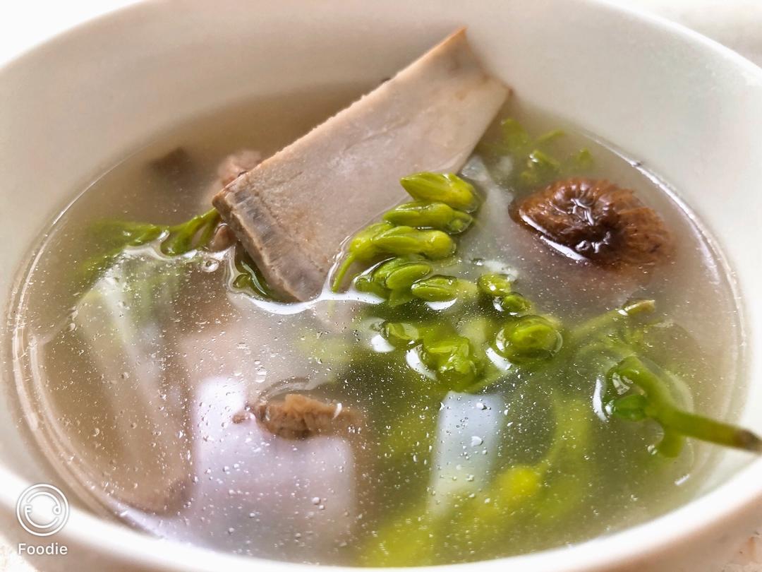 靓汤🌟夜兰花鸡纵菌煲扇骨汤的做法