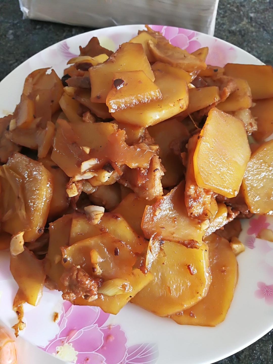 五花肉干煸土豆片