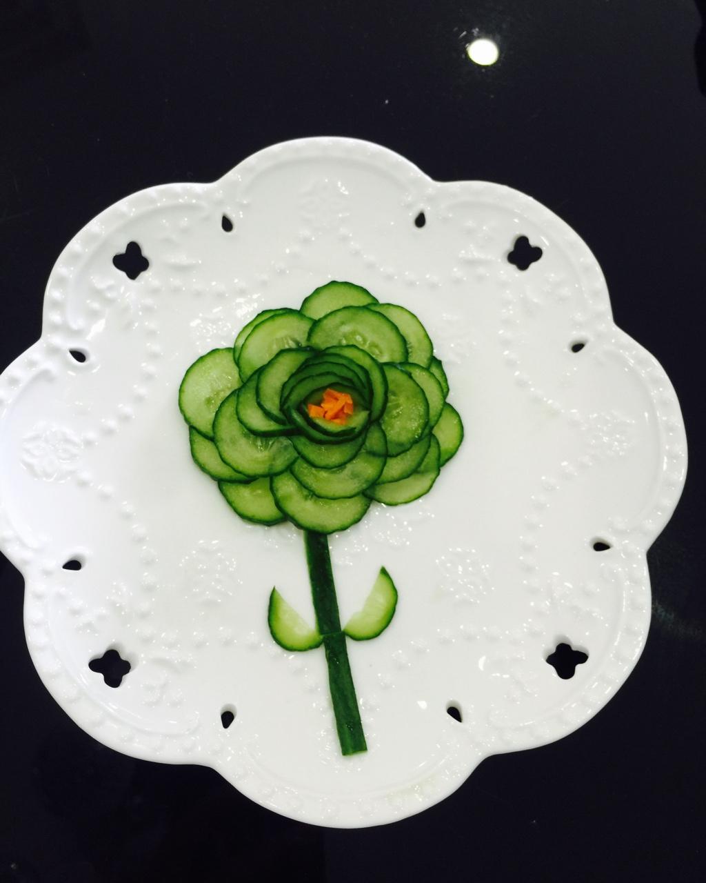 快乐白衣天使做的黄瓜玫瑰花(创意小盘饰の十二)
