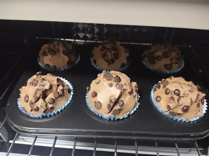 拥有蘑菇头的巧克力玛芬蛋糕麦芬蛋糕