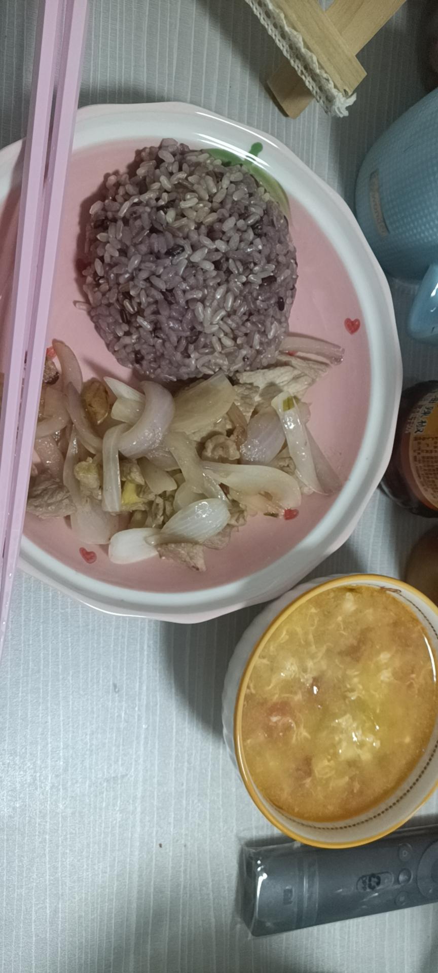 燕麦饭+洋葱炒瘦肉+腰果
