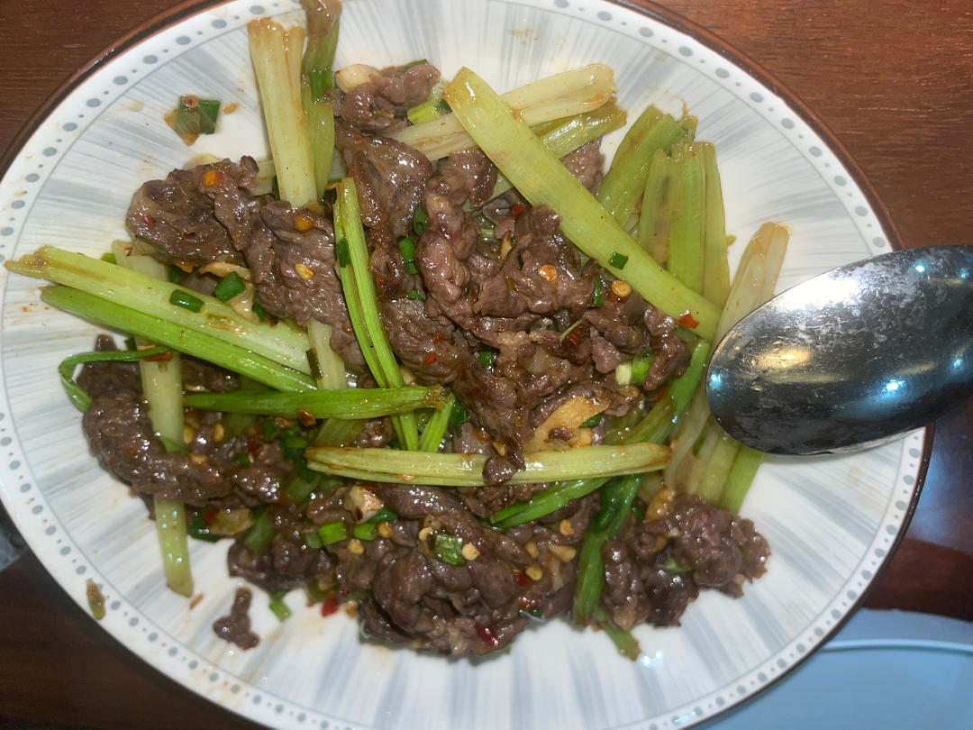 下饭神器又来了，试试这道芹菜炒牛肉！！