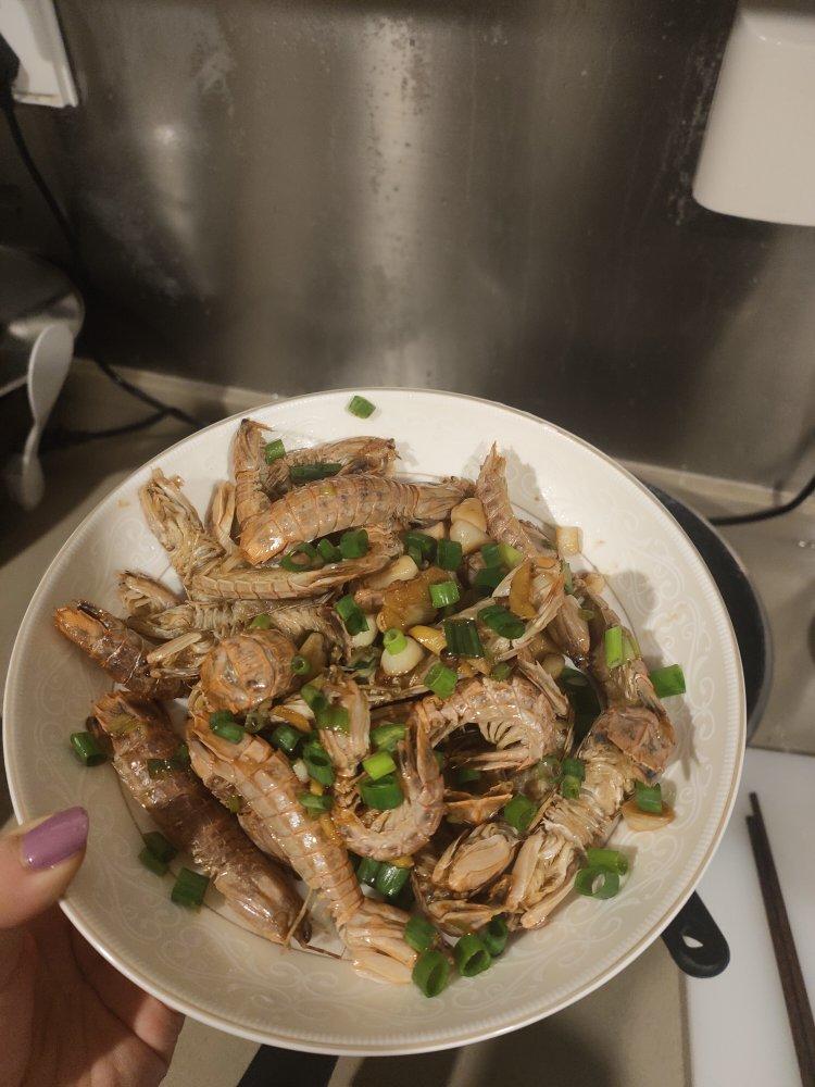 无油炸版的椒盐皮皮虾和巧拨虾壳的方法