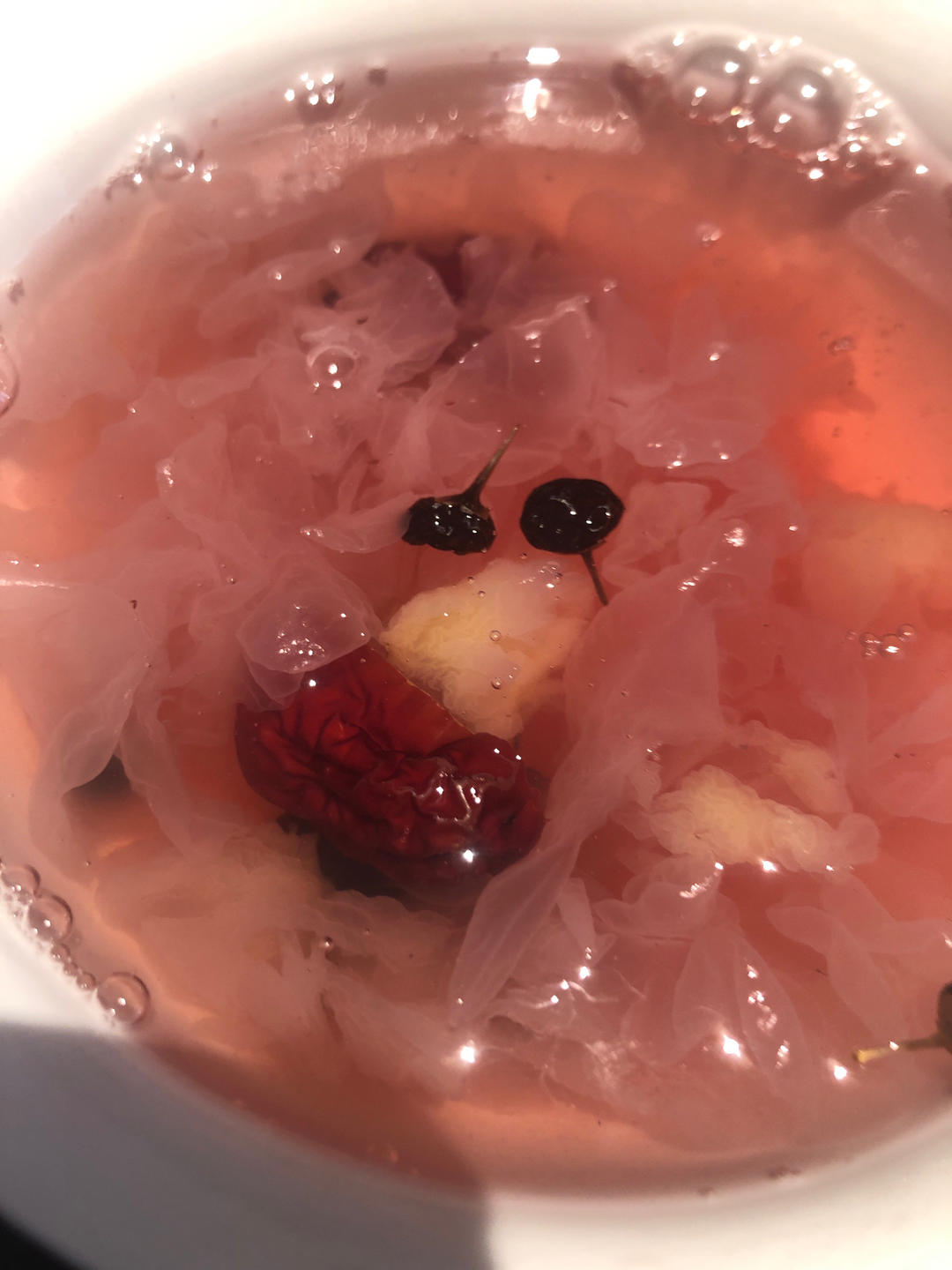 鲜银耳羹(玫瑰色秘诀是黑葡萄干)