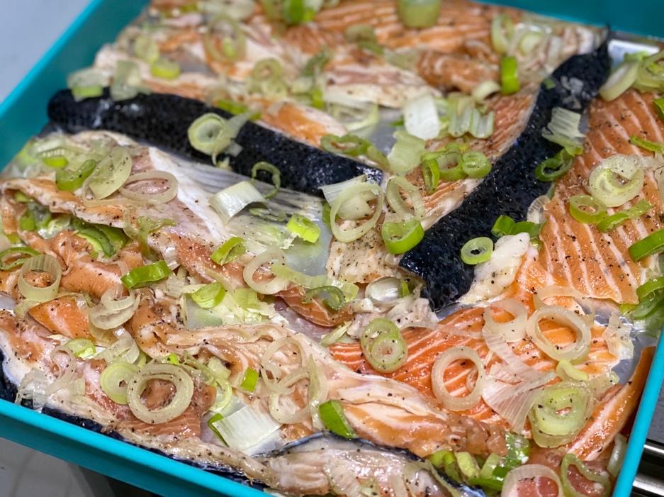 【聪明吃肥肉，大口吃，不怕胖】----盐葱黑椒烤三文鱼腩边