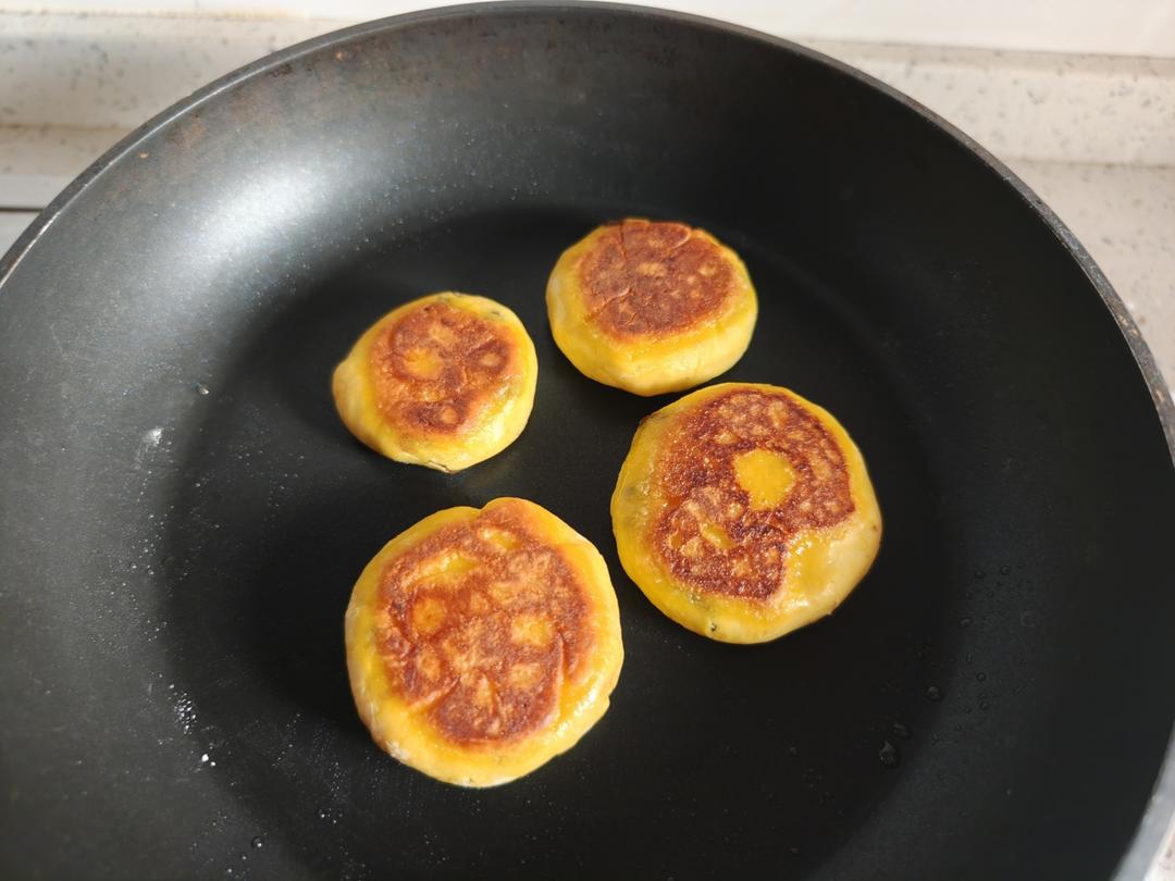 平底锅就能做，香甜软糯的南瓜饼，一次成功