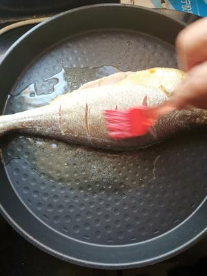 老郑家电饼铛私房菜--干烧大黄鱼的做法 步骤7