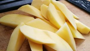 红烧翅根炖土豆的做法 步骤2