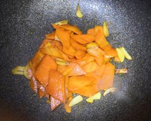胡萝卜炒香菇的做法 步骤5