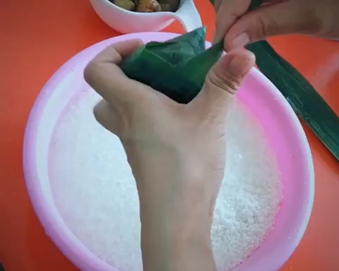 不用绳子的蜜枣粽子包法 （有视频）的做法 步骤10