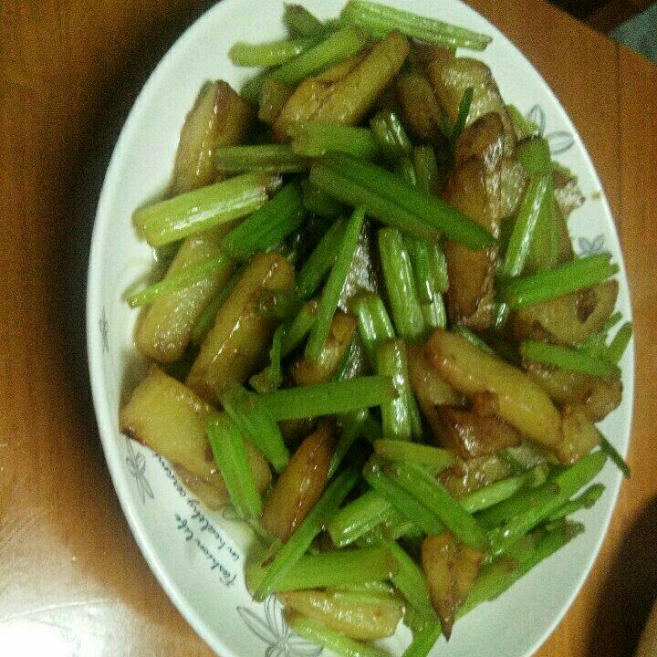 土豆炒芹菜