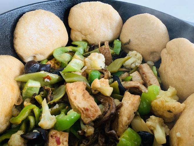 纯素 ｜ 杂菜蘑菇炖豆腐贴全麦玉米饼（铸铁锅）的做法