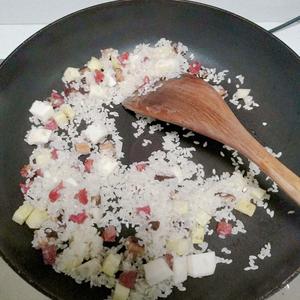 香肠香菇冬笋芋艿焖饭的做法 步骤4