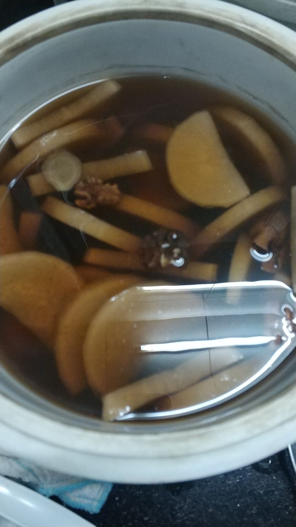 羊肚菌炖萝卜黄豆汤，消积增强抵抗力