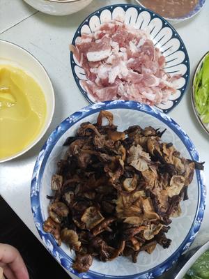 榛蘑炒肉的做法 步骤1