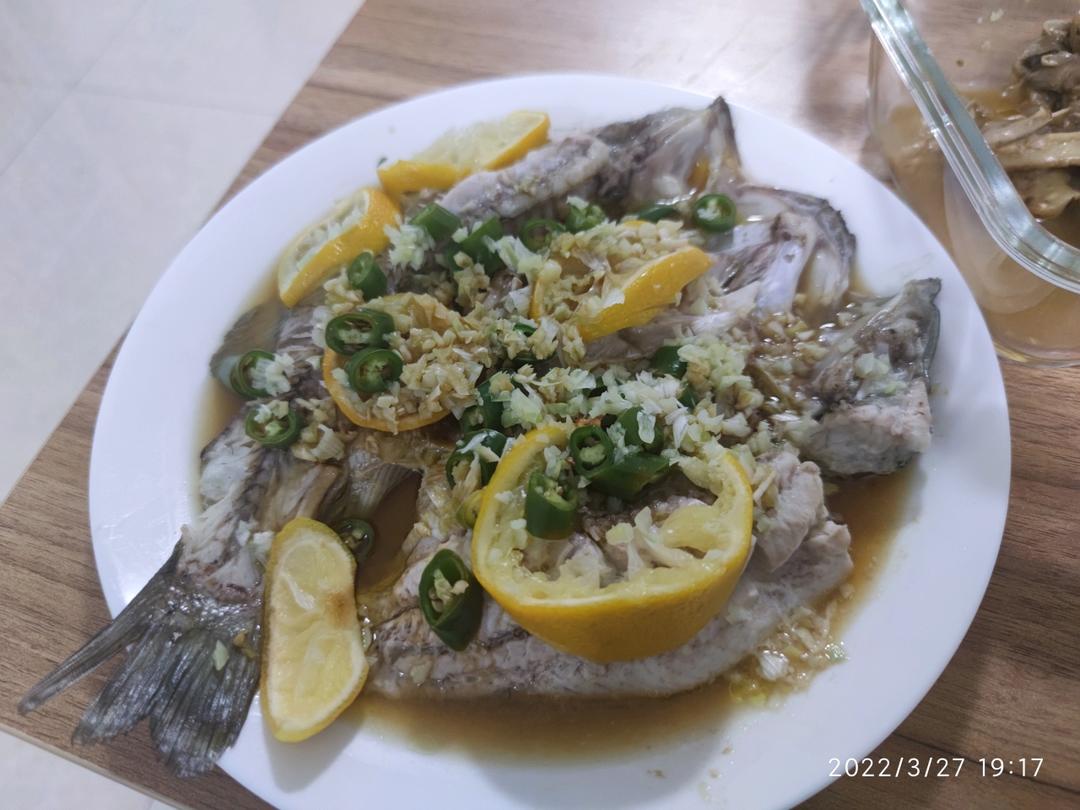 柠檬蒸鲈鱼