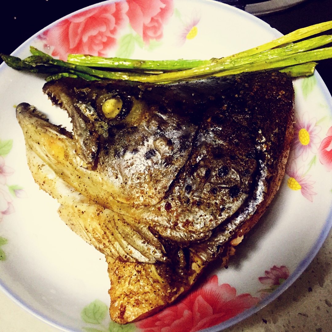 盐烤三文鱼头