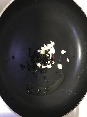 豉椒炒花甲肉的做法 步骤1