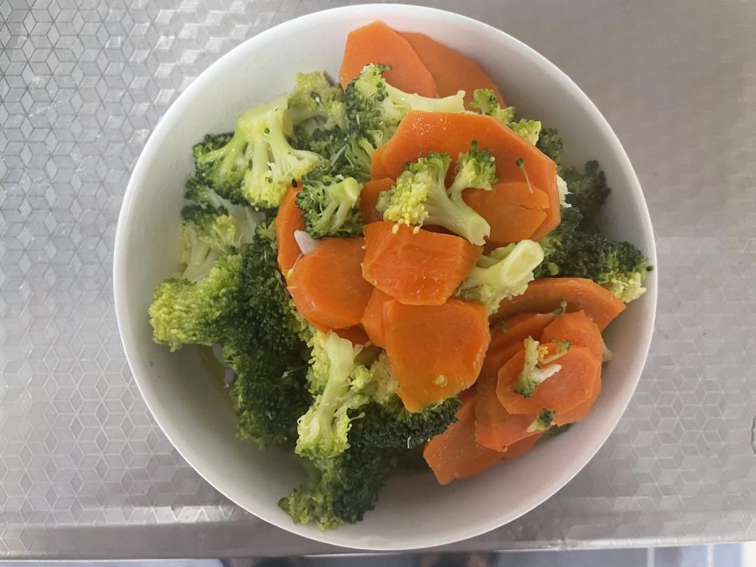 西蓝花炒胡萝卜清爽型～